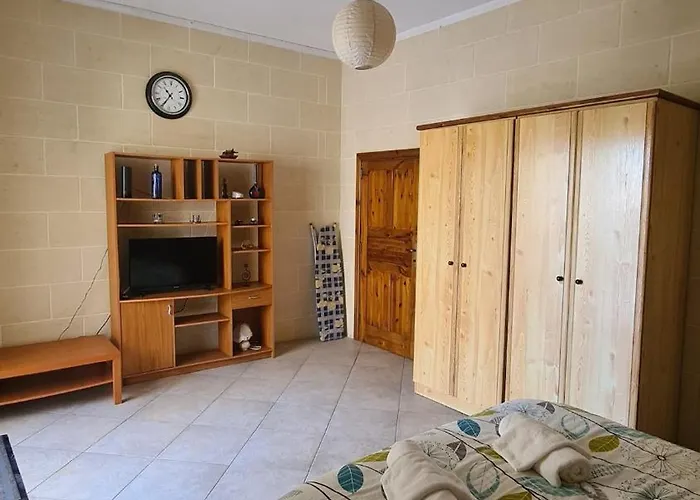 Spacious Quiet 3 Bedroom 3 Bathroom Għajnsielem